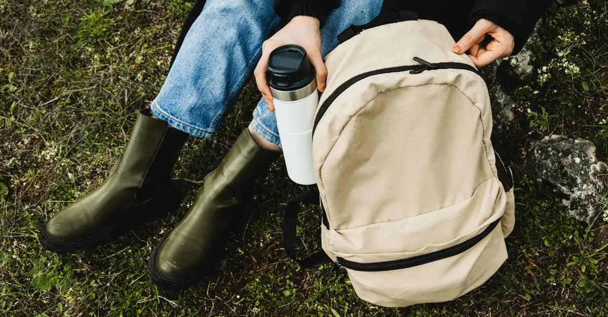 Voyager avec un Sac Minimaliste : Les 10 Éléments Essentiels