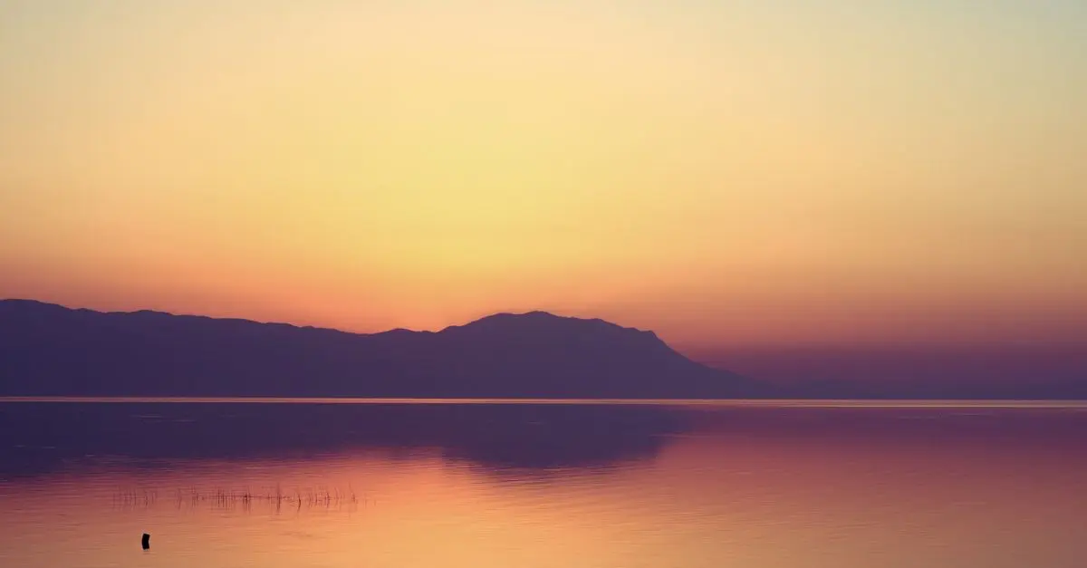 Minimalisme et Voyage : Comment Intégrer la Méditation en Déplacement