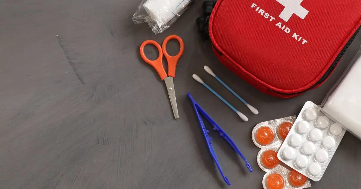 Trousse de premiers soins minimaliste pour vos voyages