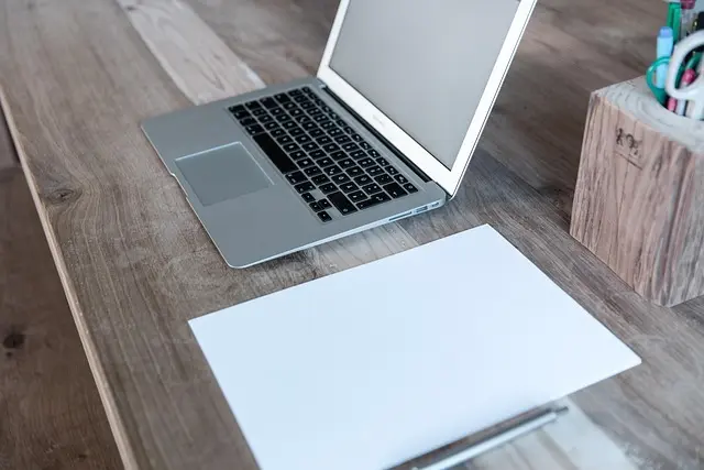 Comment Créer une Checklist de Voyage Minimaliste Efficace