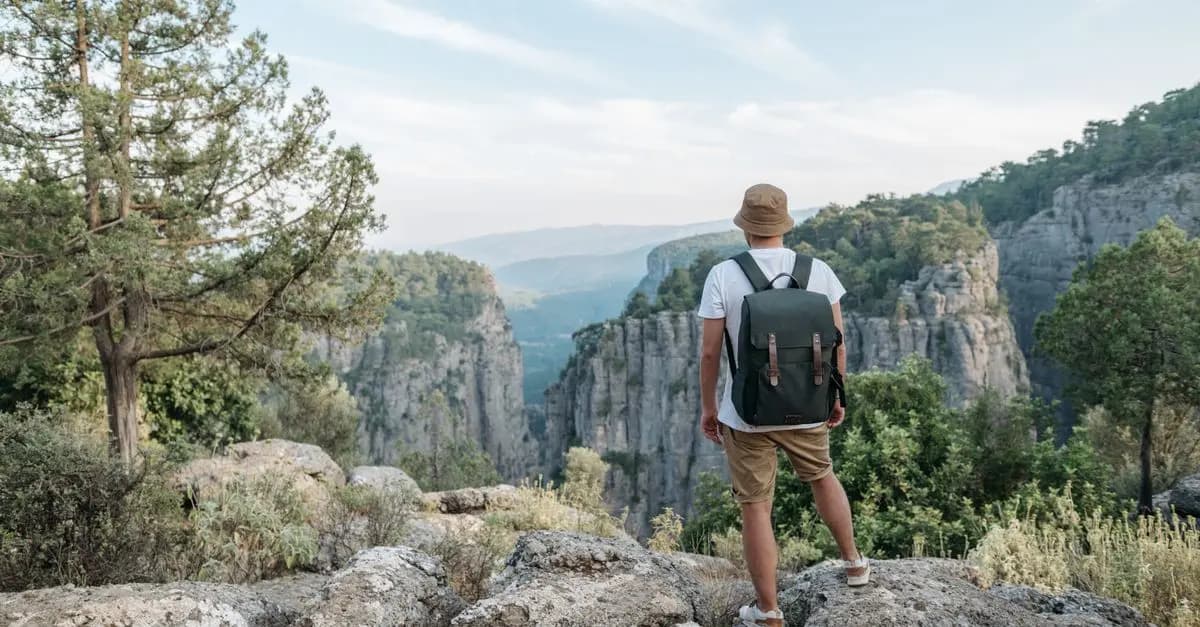 Comment Voyager Minimaliste sans Sac à Dos : Guide Pratique