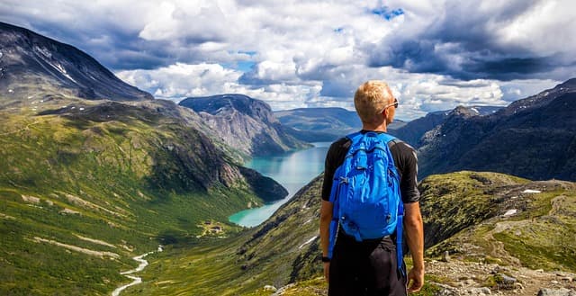 Minimalisme Voyage : Les Meilleures Stratégies pour Voyager Léger